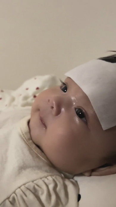 発熱で寝ている赤ちゃん