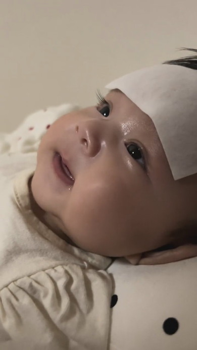 発熱で寝ている赤ちゃん