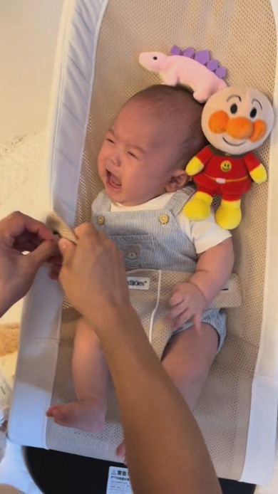 泣いている赤ちゃん