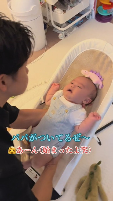 赤ちゃんを抱っこするパパ