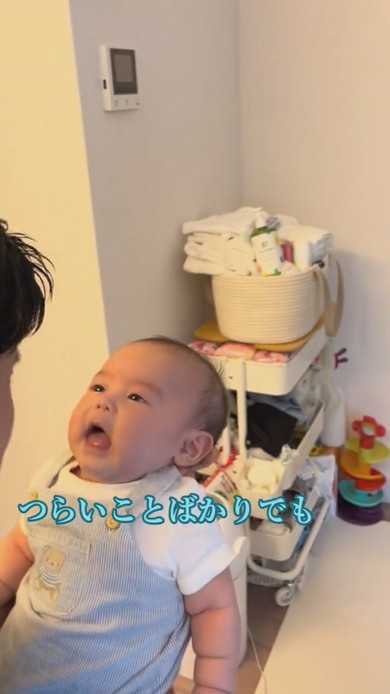 赤ちゃんを抱っこするパパ