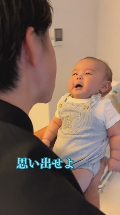 赤ちゃんを抱っこするパパ