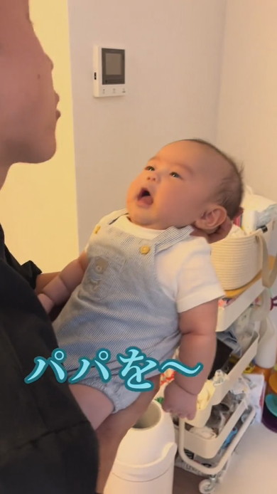 赤ちゃんを抱っこするパパ