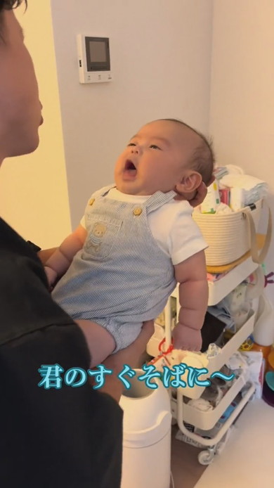 赤ちゃんを抱っこするパパ