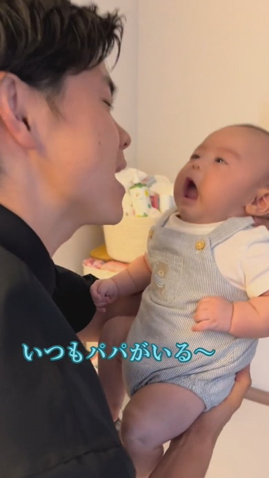 赤ちゃんを抱っこするパパ