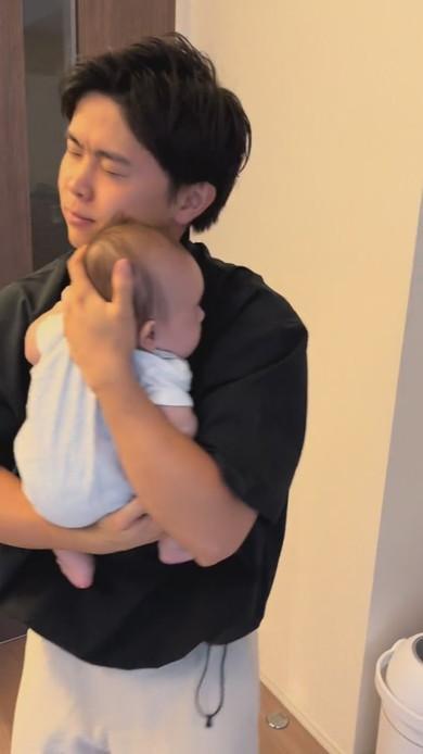 赤ちゃんを抱っこするパパ