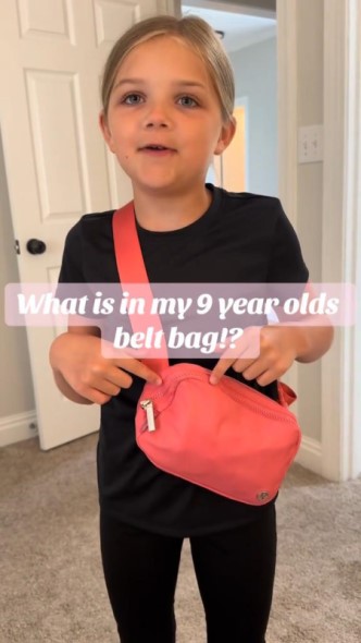 パパにバッグを見せる女の子