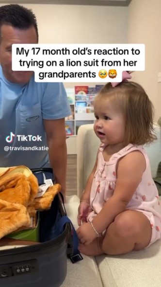 ライオンスーツをもらった赤ちゃん