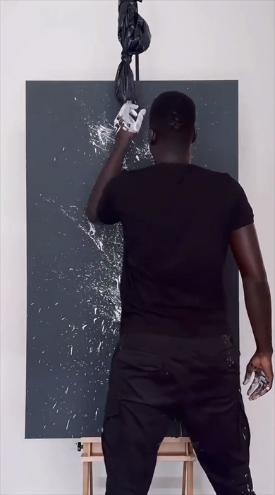 滴る絵の具でマイケル・ジャクソン描くアーティスト