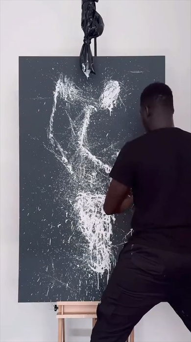 滴る絵の具でマイケル・ジャクソン描くアーティスト