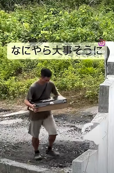 箱を抱えて帰宅した夫