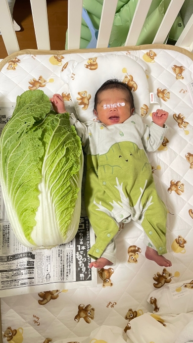 特大白菜と赤ちゃん