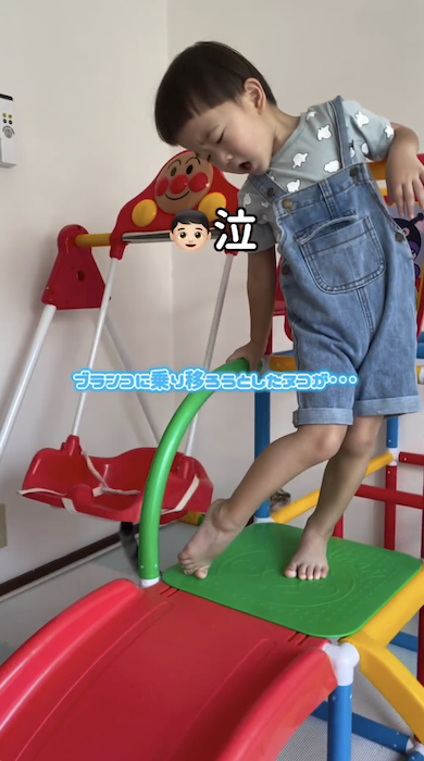 猫に引っかかれる息子