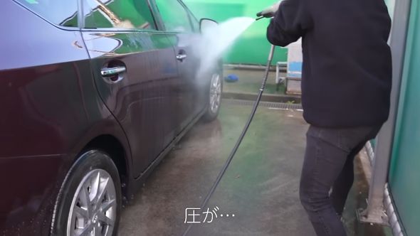 きれい好きがズボラな幼なじみの車を一緒に洗う