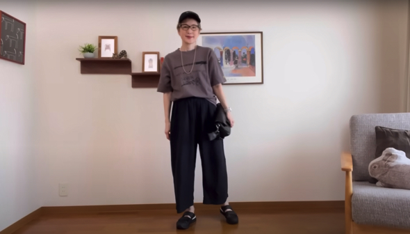 ブラックカラーの小物をプラス