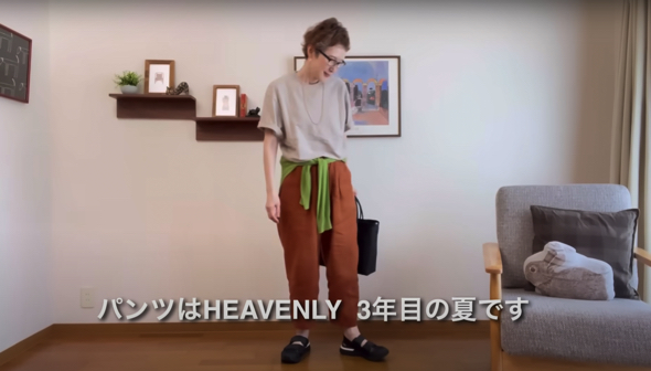 グリーンのカーデがアクセントに