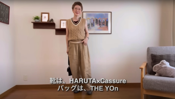 ノースリーブのベスト使ったベージュコーデ