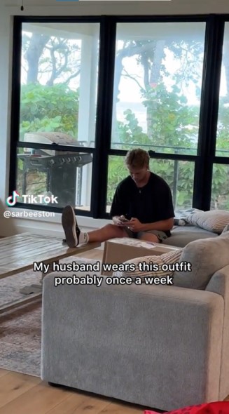 ソファに座って待つパパ