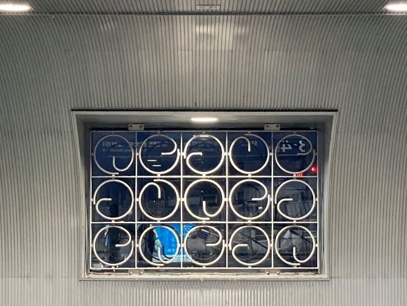 JR岡山駅の面格子