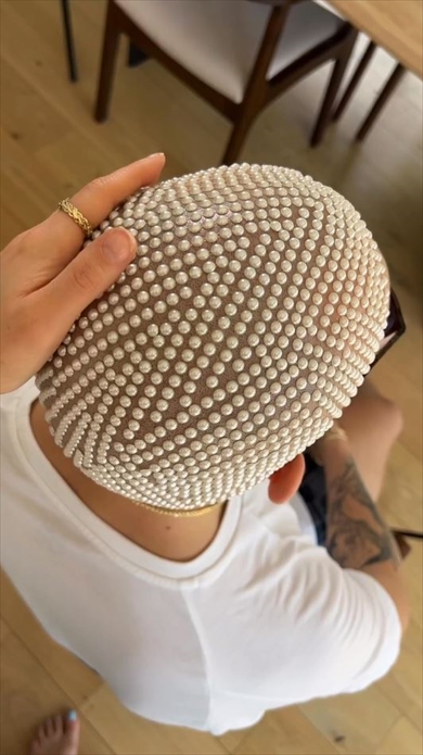 頭に半パールテープのイケてる髪形