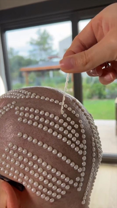 頭に半パールテープのイケてる髪形