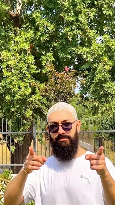 頭に半パールテープのイケてる髪形