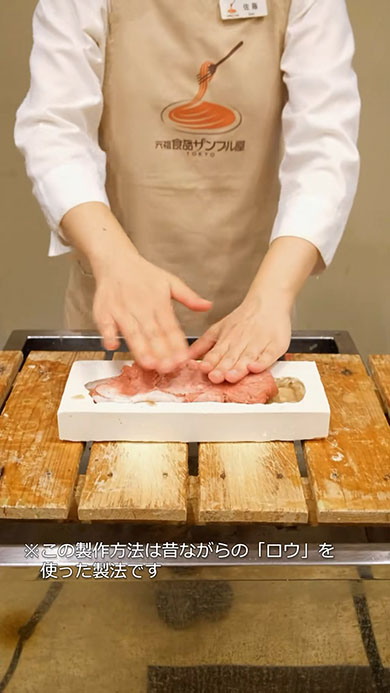 食品サンプルのステーキを作るところ