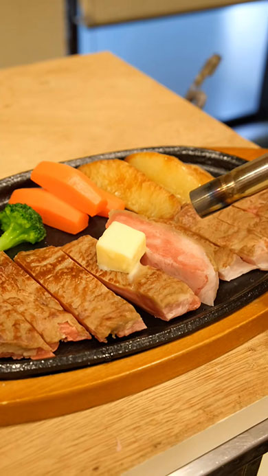 食品サンプルのステーキのバターを溶かすところ