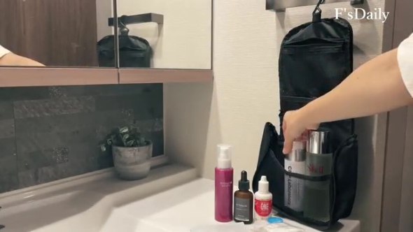 ハンキングポーチに小物を入れる画像