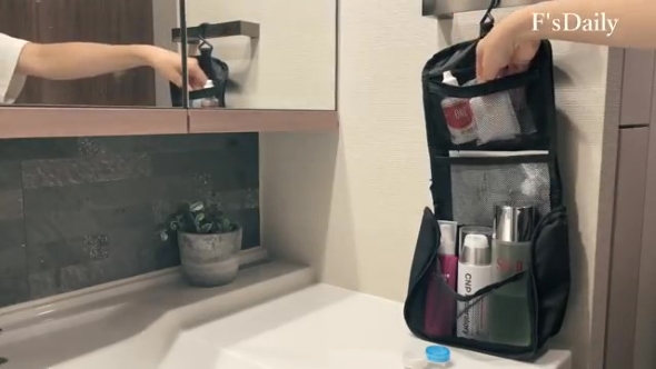 ハンキングポーチに小物を入れる画像