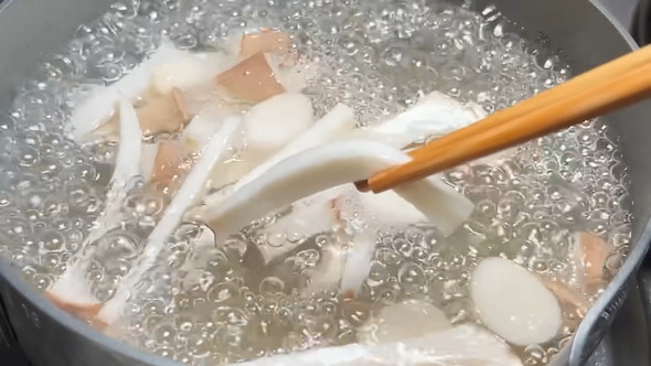 ゆでられているエリンギ