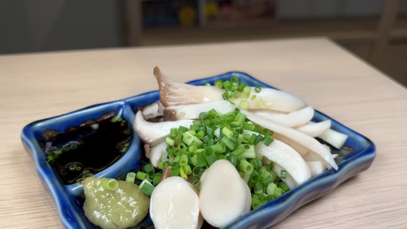 皿に盛ったエリンギ刺