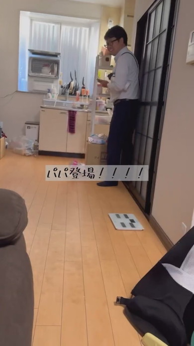 パパの帰宅に喜ぶ赤ちゃん