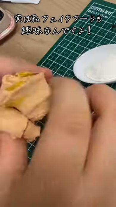 粘土で納豆のフェイクフードを作っていくYouTuber
