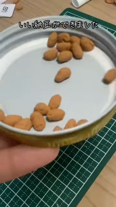 黄土色の粘土を丸めて作ったフェイクの大豆