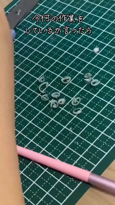 切り出したパーツを丸めて作ったフェイクのネギ