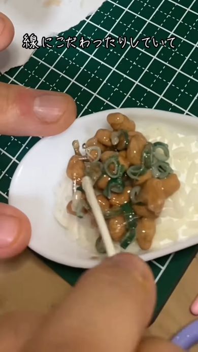 納豆のネバネバを1本ずつ引いていくYouTuber
