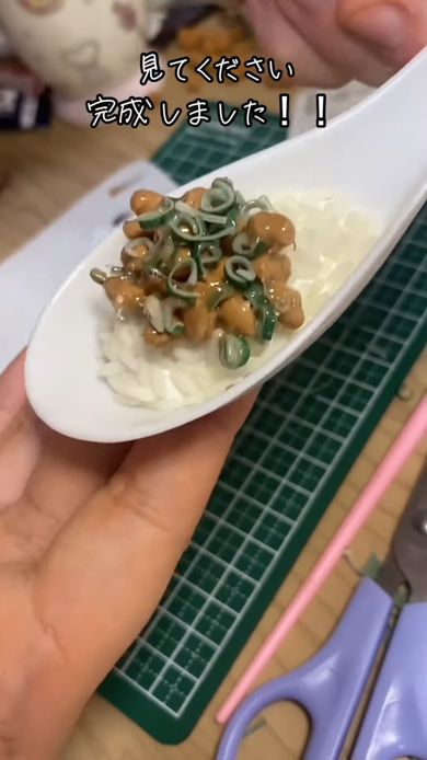 ネバネバや光沢までも再現した粘土製の納豆のフェイクフード