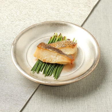 きまぐれクック完全監修のおせち「海手箱 吉鳥鶴」のこだわりの逸品「カラスガレイ西京焼」