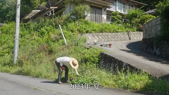 工夫を重ねながら3年間古民家の庭の草刈りをした夫婦