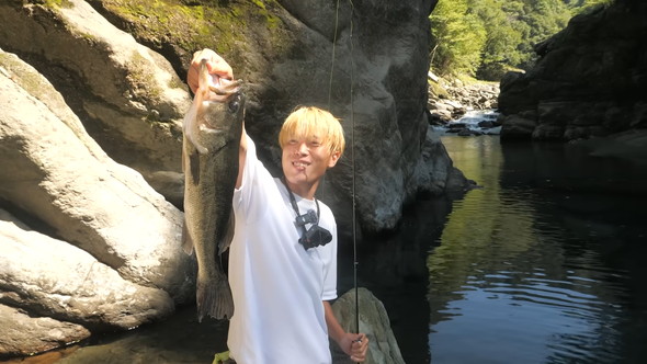 ブラックバスを釣り上げた男性