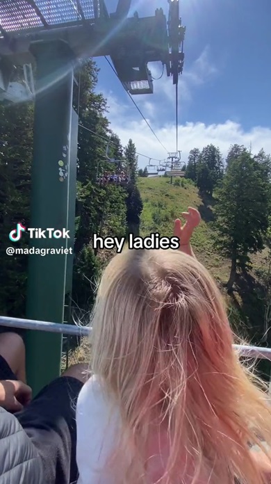 女性たちに声をかける男の子