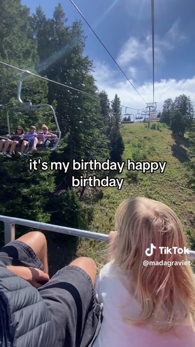 女性たちに声をかける男の子