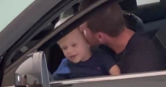 パパの帰宅を心待ちにする男の子、待機場所はまさかの……　ほほ笑ましい家族のひとときへ「こういう子育てってすてき」「幸せですね」【海外】（1/3） | 育児 ねとらぼ