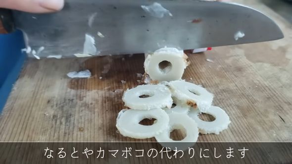92歳の祖母がそうめんの付け合せを作るためちくわを輪切りにする