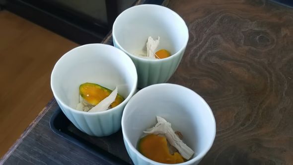 92歳の祖母がそうめんの付け合せとしてカボチャと鶏肉入りの茶碗蒸しを作る