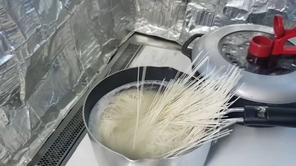 92歳の祖母がそうめんをゆでる