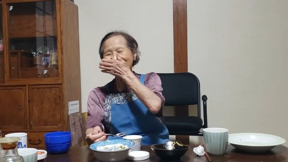 2人の孫と談笑しながら食事する92歳の祖母