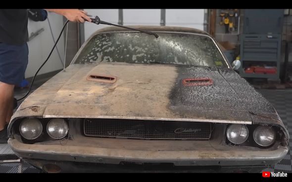 放置 クルマ 洗車 ダッジ・チャレンジャー アメ車