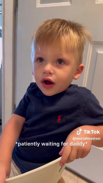 パパの帰りを待つ息子